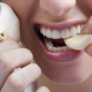 Как быстро избавиться от запаха чеснока изо рта?