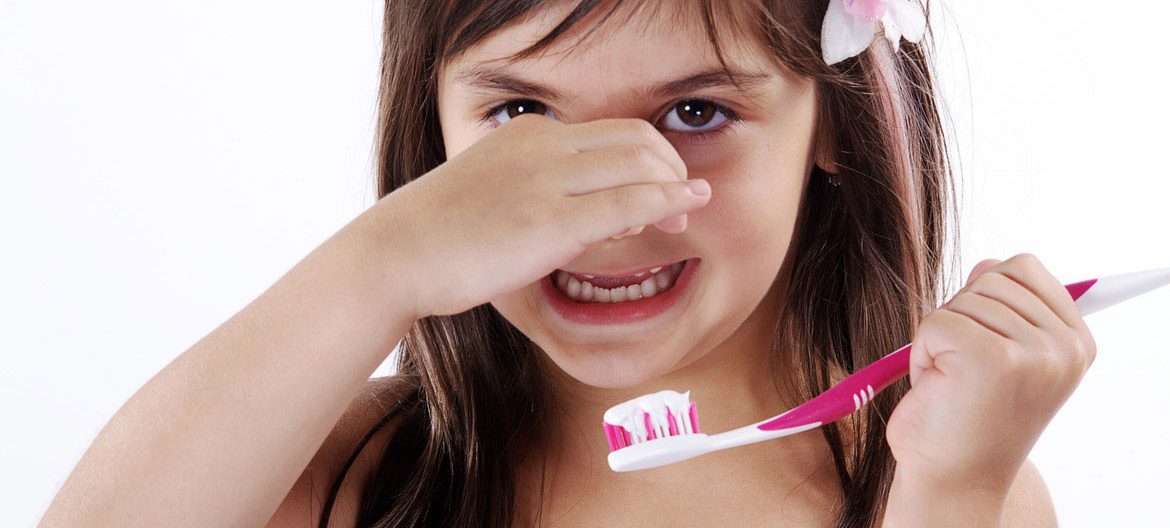 Сильный запах изо рта у ребенка, причины